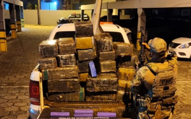 PRF apreende 935 quilos de maconha após perseguição em SC
