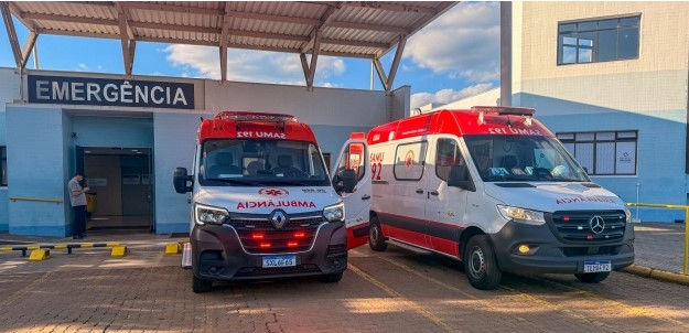 Casal fica gravemente ferido em colisão entre carro e moto na BR-282