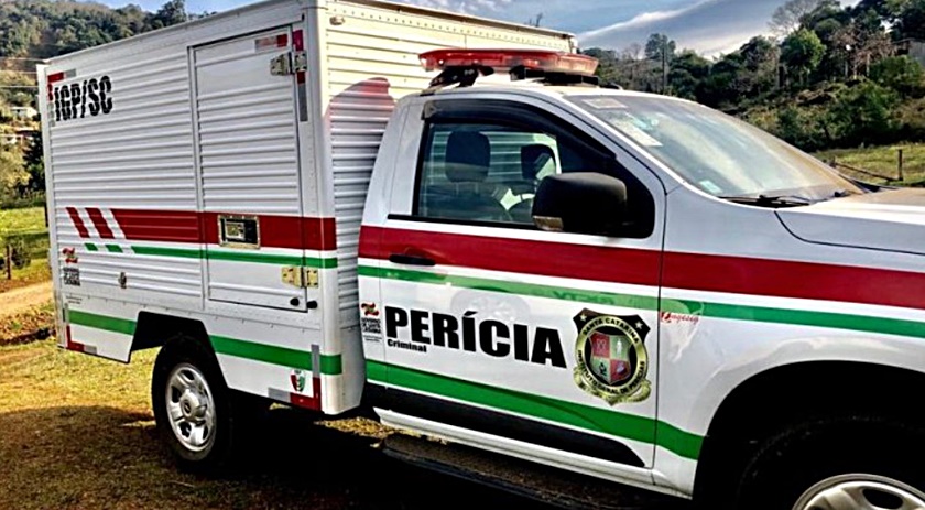 Homem encontra corpo submerso ao puxar linha de pesca em rio