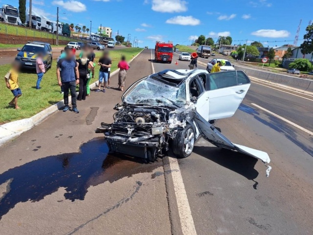 Automóvel fica destruído após acidente com caminhão em Xanxerê