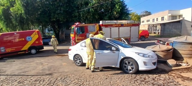 Motorista sofre mal súbito e bate veículo contra caixas d’água