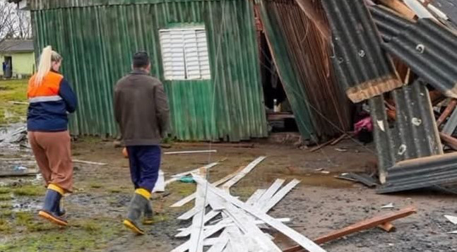Temporal provoca destruição e deixa mais de 400 pessoas fora de casa no Rio Grande do Sul
