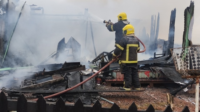 Incêndio destrói casa de família; moradores pedem ajuda com doações