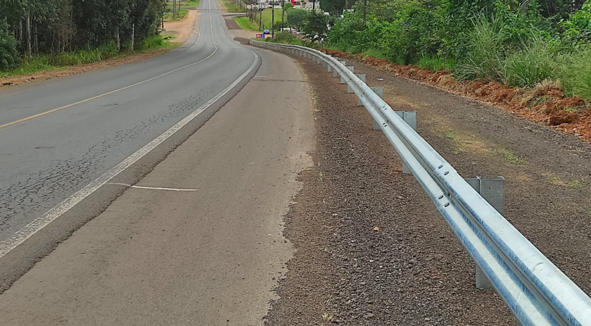 Grades de proteção são implantadas nas proximidades do KM 10, sentido a Santo Antonio do Sudoeste