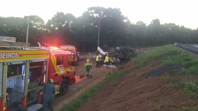 Carreta capota e motorista morre preso às ferragens na SCT-480