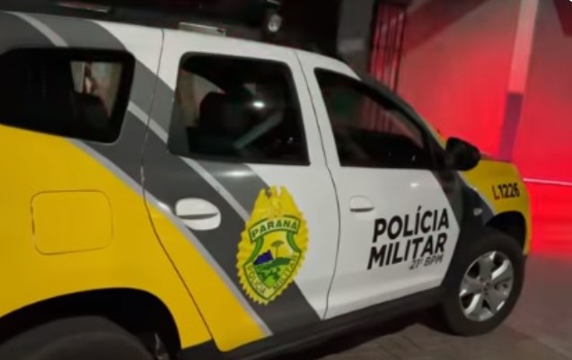 Homem foge após ser flagrado espiando a vizinha tomar banho