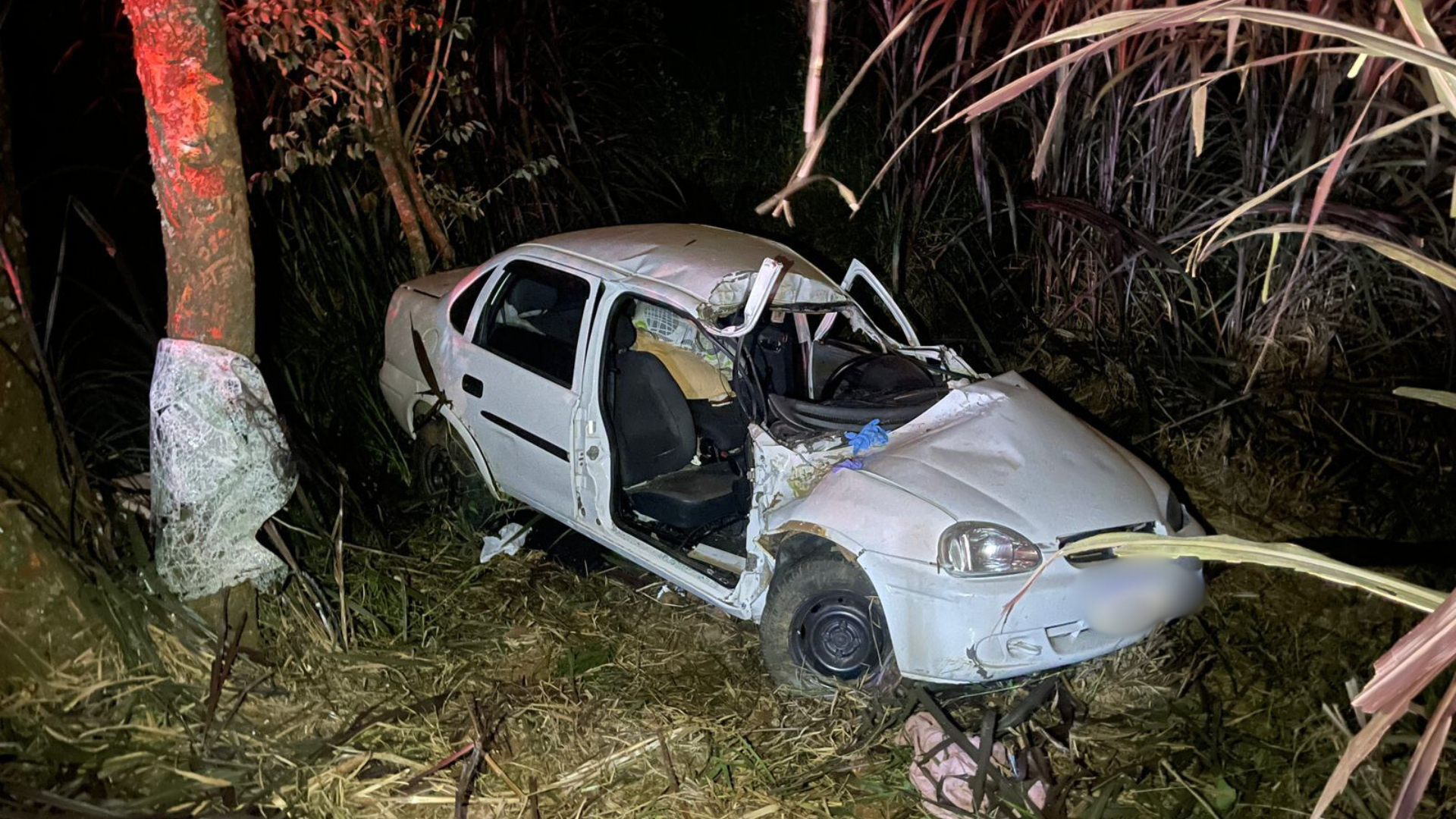 Saída de pista deixa duas pessoas gravemente feridas na Linha São José