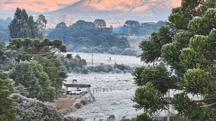 Chuvas intensas derrubam temperaturas e frio chega com força para 5 estados brasileiros