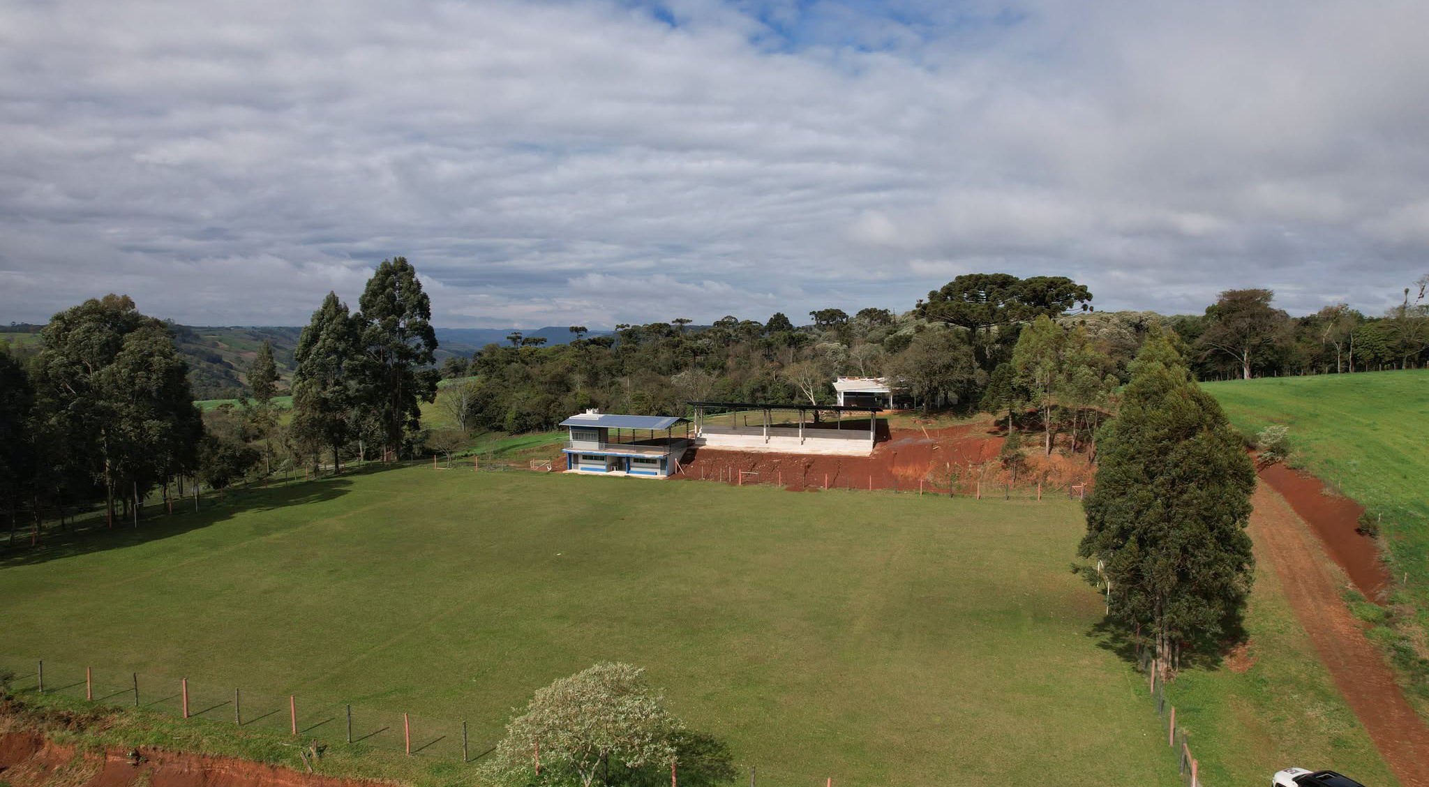 Campo da Linha Sede Marina recebe novas arquibancadas e vestiários
