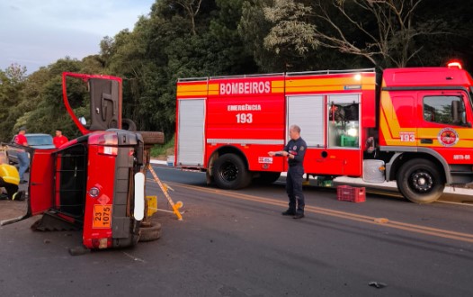 Motorista fica ferido em capotamento de veículo na BR-282