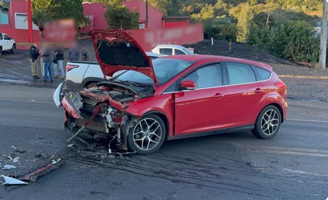 Condutoras ficam feridas após colisão entre dois automóveis na PR-566