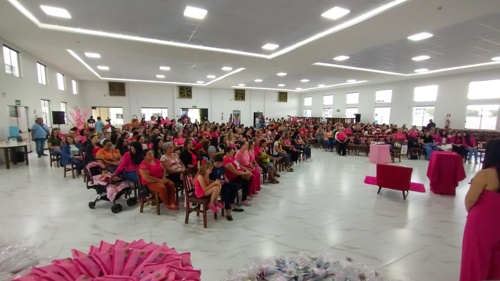 Tarde alusiva ao Outubro Rosa reúne multidão e encanta mulheres presentes