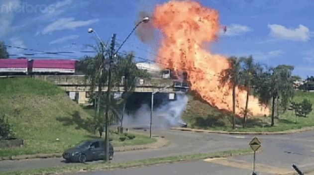 Caminhões com produtos inflamáveis ​​explodem após colisão frontal