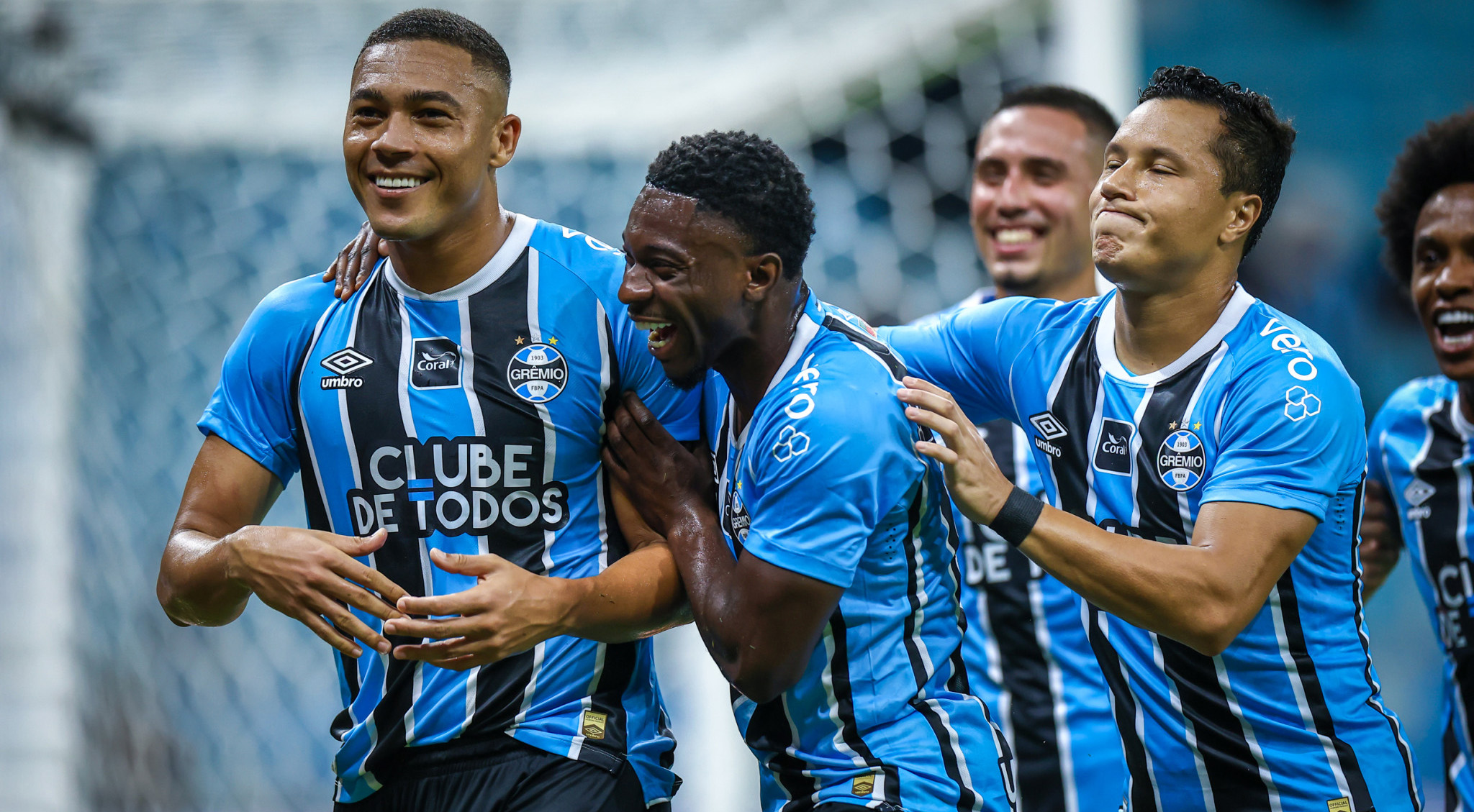 Com hat-trick de Carlos Vinícius, Grêmio goleia o Botafogo na Arena