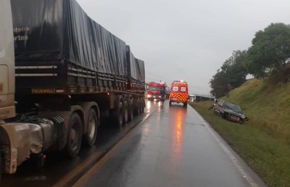 Colisão entre carro, caminhão e moto deixa motociclista levemente ferido na BR-163
