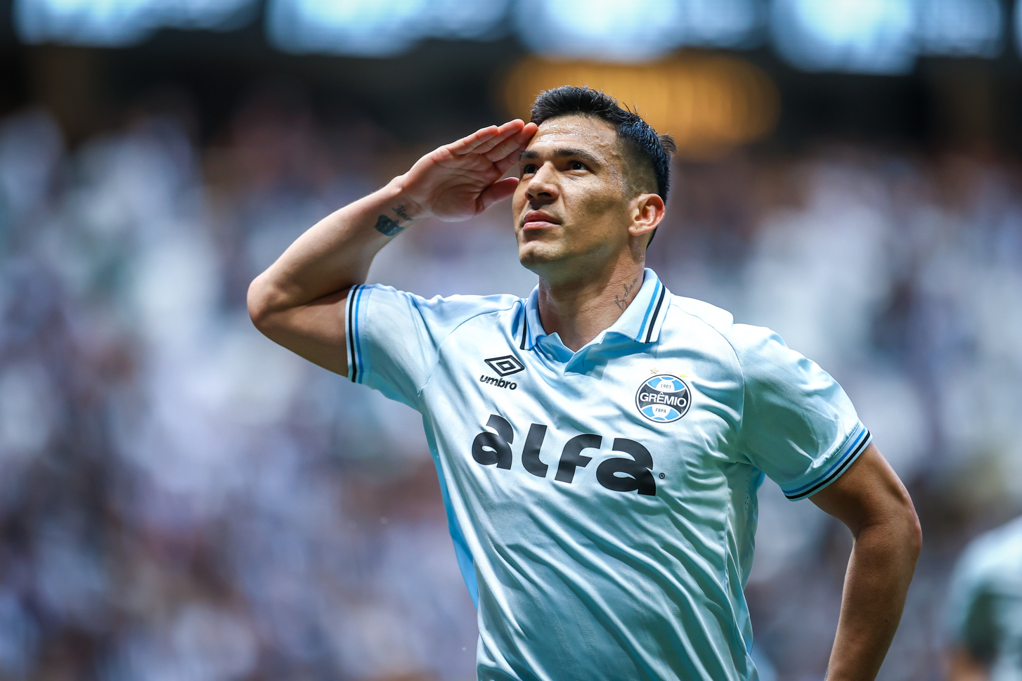 Grêmio vence o Atlético-MG de virada e respira aliviado