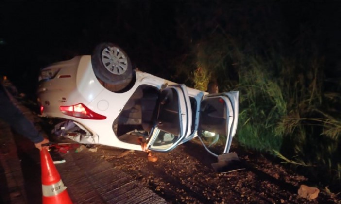 Carro com placas de São Miguel do Oeste sai da pista e capota na BR-163