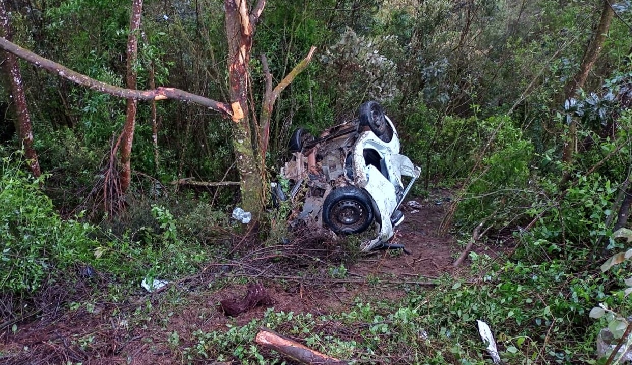 Três morrem após carro derrapar em óleo na pista e bater contra outro na BR-282