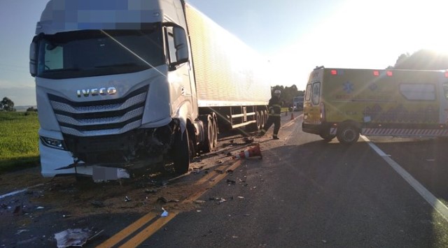 Colisão frontal entre carro e caminhão deixa dois mortos na BR-373