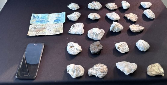 Tráfico de drogas e corrupção de menor levam dois à delegacia