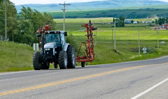 Nova lei autoriza trânsito de máquinas agrícolas com sinalização obrigatória