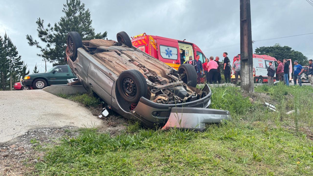 Parati sai da pista e capota após ser fechada por outro veículo na BR-163