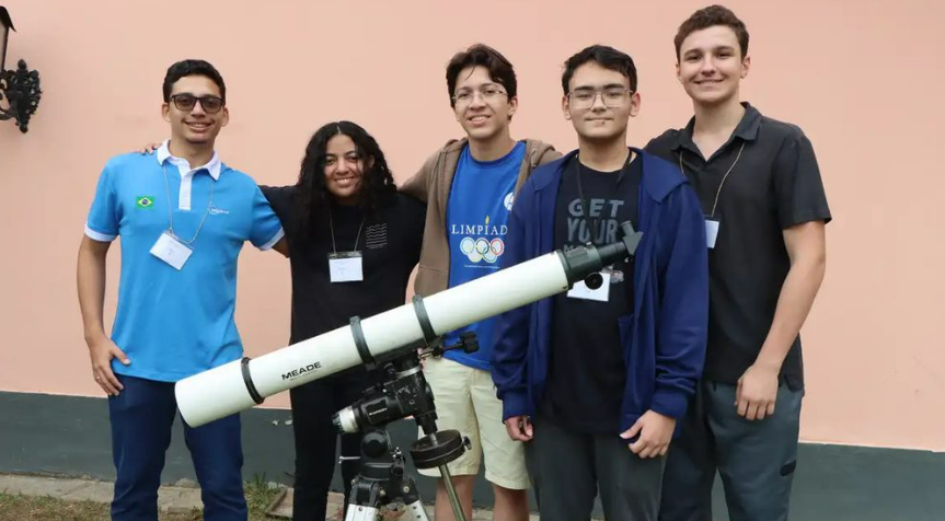 Cinco estudantes brasileiros embarcam para disputar Olimpíada Internacional de Astronomia