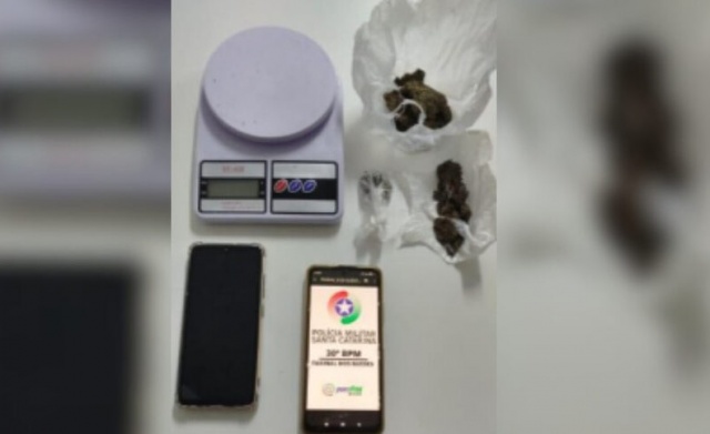 Jovem é preso após oferecer maconha a policiais durante abordagem em SC