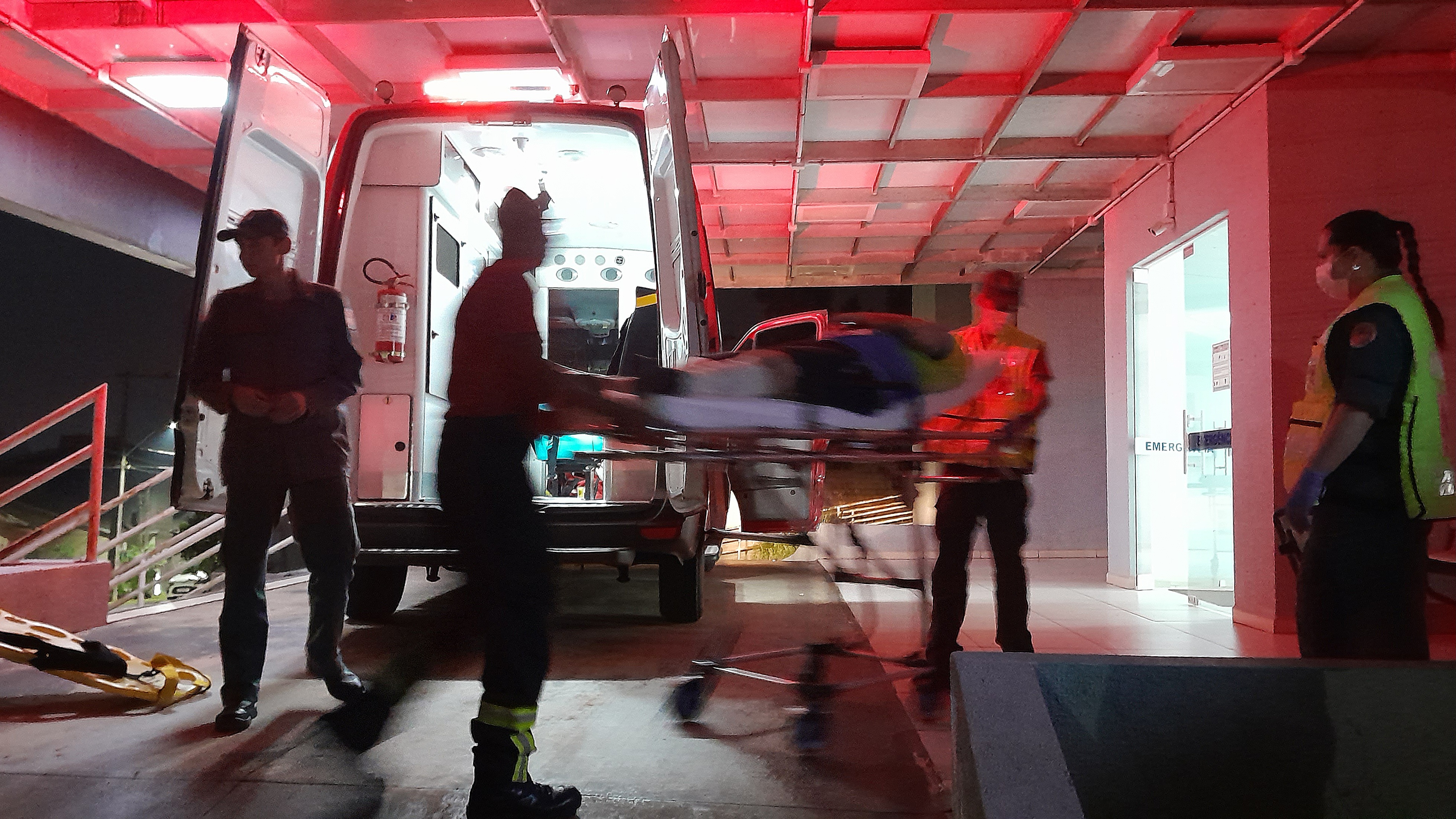 Motociclista fica ferido em colisão no centro