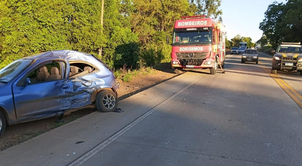 Duas pessoas ficam feridas após colisão entre carro e carreta na BR-163