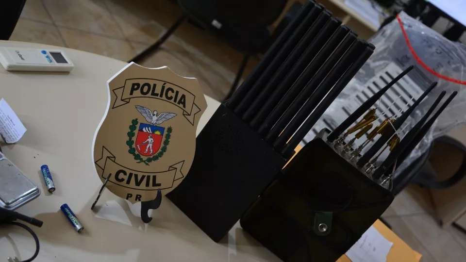 Armas, bloqueadores de sinal e maconha são apreendidas