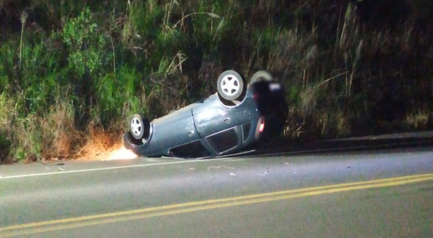 Jovem sai ilesa após capotamento na SC-120