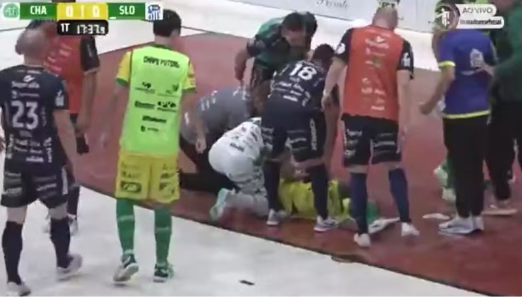 Lâmpada cai na cabeça de jogador da Chape em partida do Catarinense de Futsal