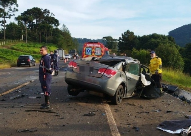 Motorista de 19 anos e passageira de 26 morrem em acidente entre carro e caminhão