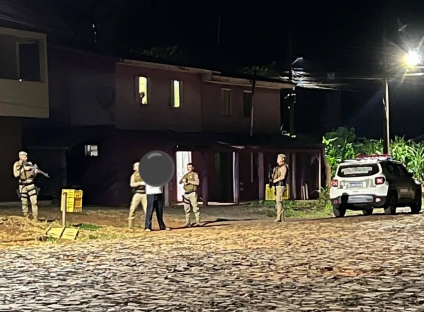 Homem alega legítima defesa após atirar e ferir mulher