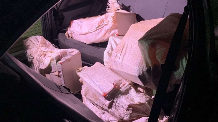 Carga pesada de droga interceptada: 211 kg de maconha apreendidos na BR-467