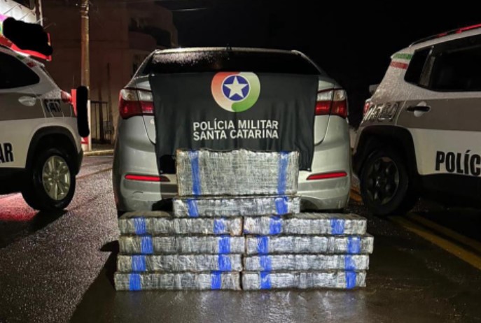PM suspeita de carro com suspensão traseira baixa e localiza quase 95kg de maconha