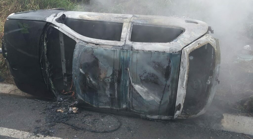 Veículo fica destruído após capotar e pegar fogo