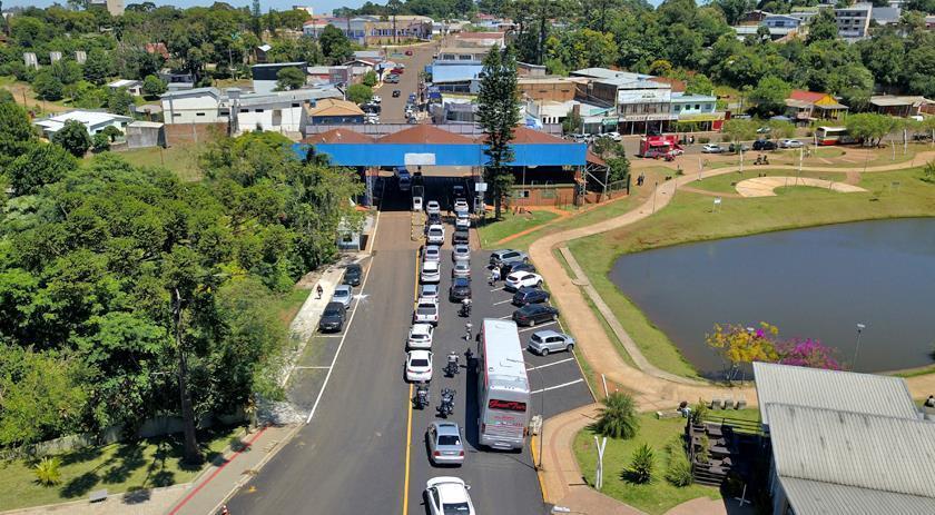 Brasileiros que moram a 50 km da fronteira não precisam mais apresentar PCR para entrar na Argentina