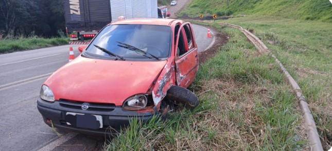 Condutor embriagado colide carro com caminhão na PR 180