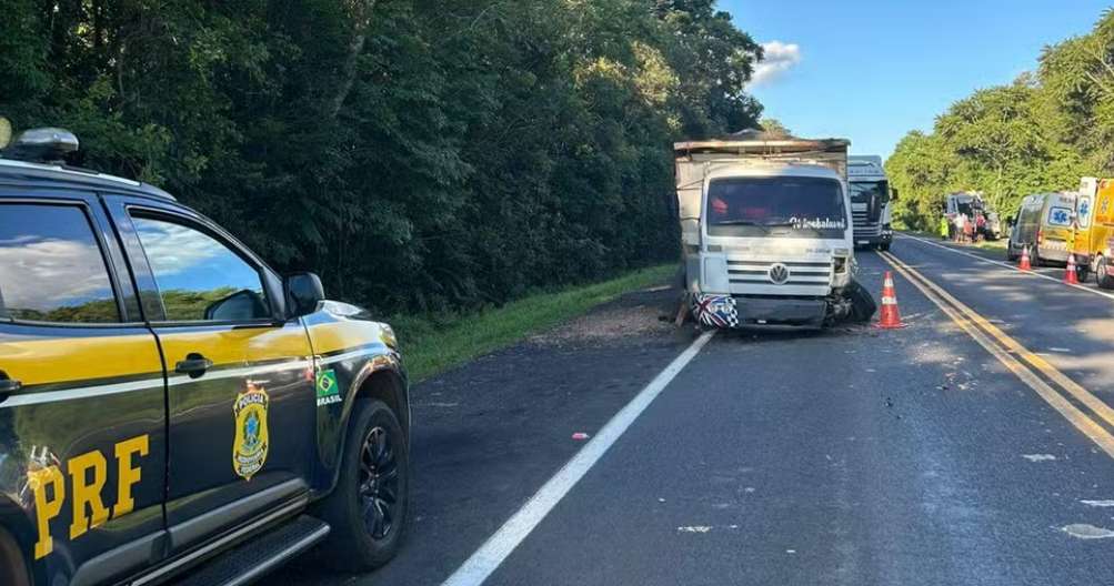 Colisão entre carro e caminhão no PR resulta em duas mortes e deixa bebê de três meses em estado grave
