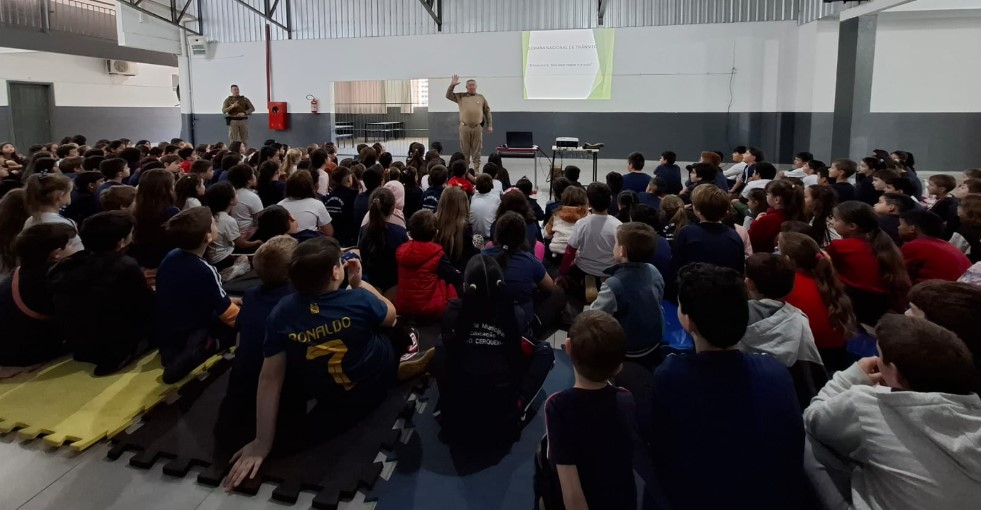 Palestra sobre segurança no trânsito é realizado na Escola Castro Alves com foco em bicicletas elétricas
