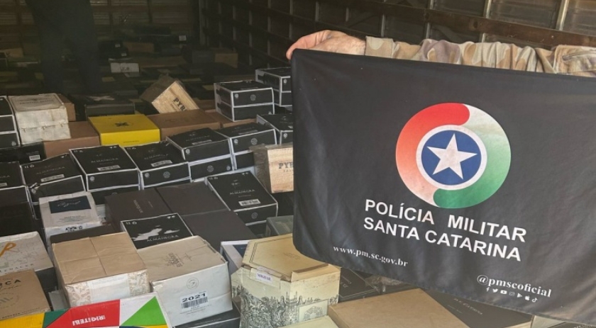 Polícia Militar apreende 840 caixas de vinho importado irregularmente em Dionísio Cerqueira