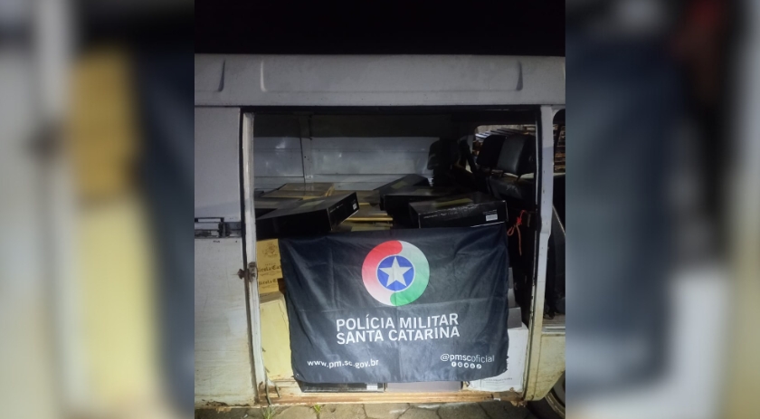 Polícia Militar apreende Kombi com carga de vinho argentino na linha Toldo