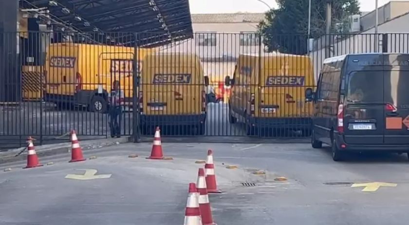 Pacote suspeito nos Correios mobiliza esquadrão antibombas, em Curitiba