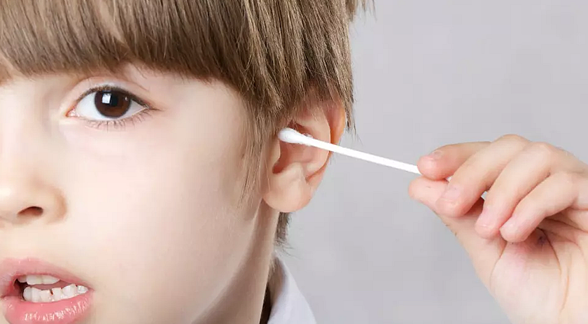Médica alerta para que pais não deixem seus filhos manusearem cotonetes