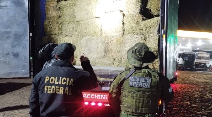 BPFRON e Polícia Federal apreendem carreta com fardos de feno