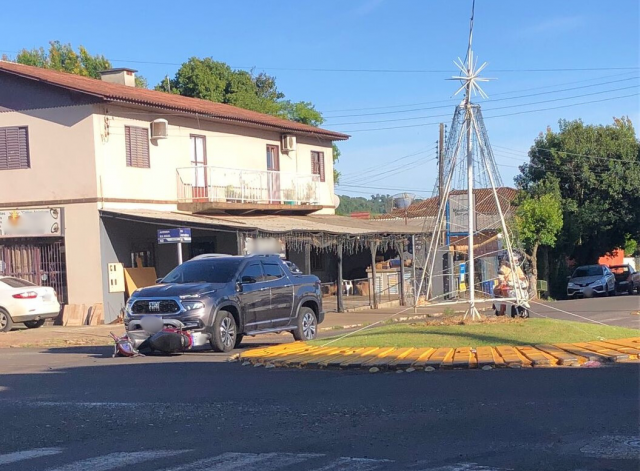 Jovem é encaminhada ao hospital após colisão entre moto e camionete