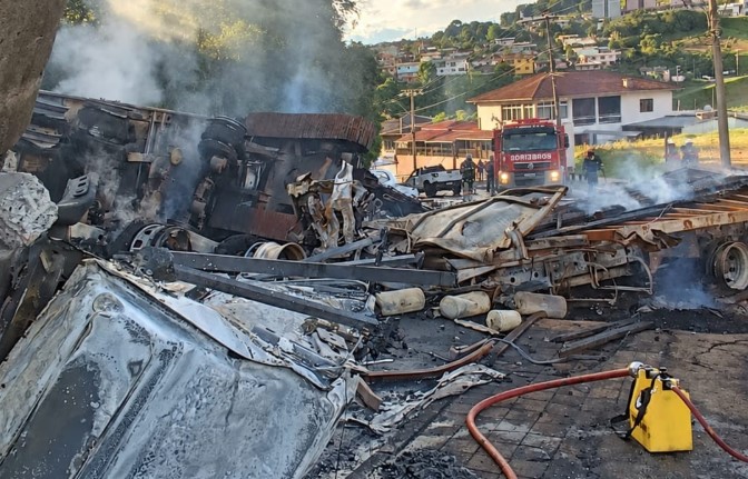 Caminhoneiro é encontrado morto dentro de cabine de veículo após acidente causar incêndio em Capinzal