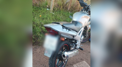 Jovem motociclista fica ferido após colisão com caminhonete